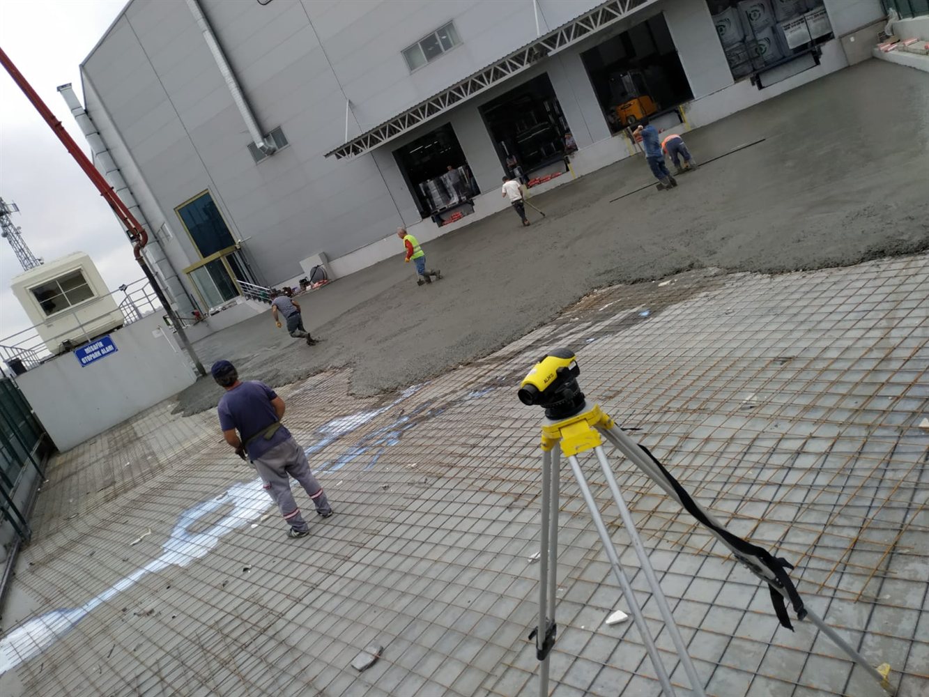 Tuzla Market Helikopterli Saha Betonu Dökümü